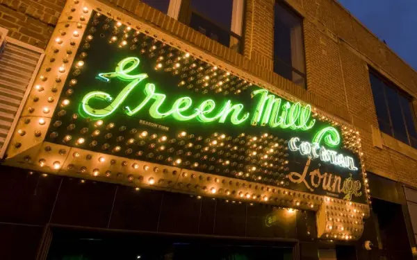 Un'insegna illuminata sulla facciata del Green Mill Cocktail Lounge