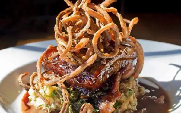 Un piatto di cibo del Silvercreek Restaurant di Champaign-Urbana.