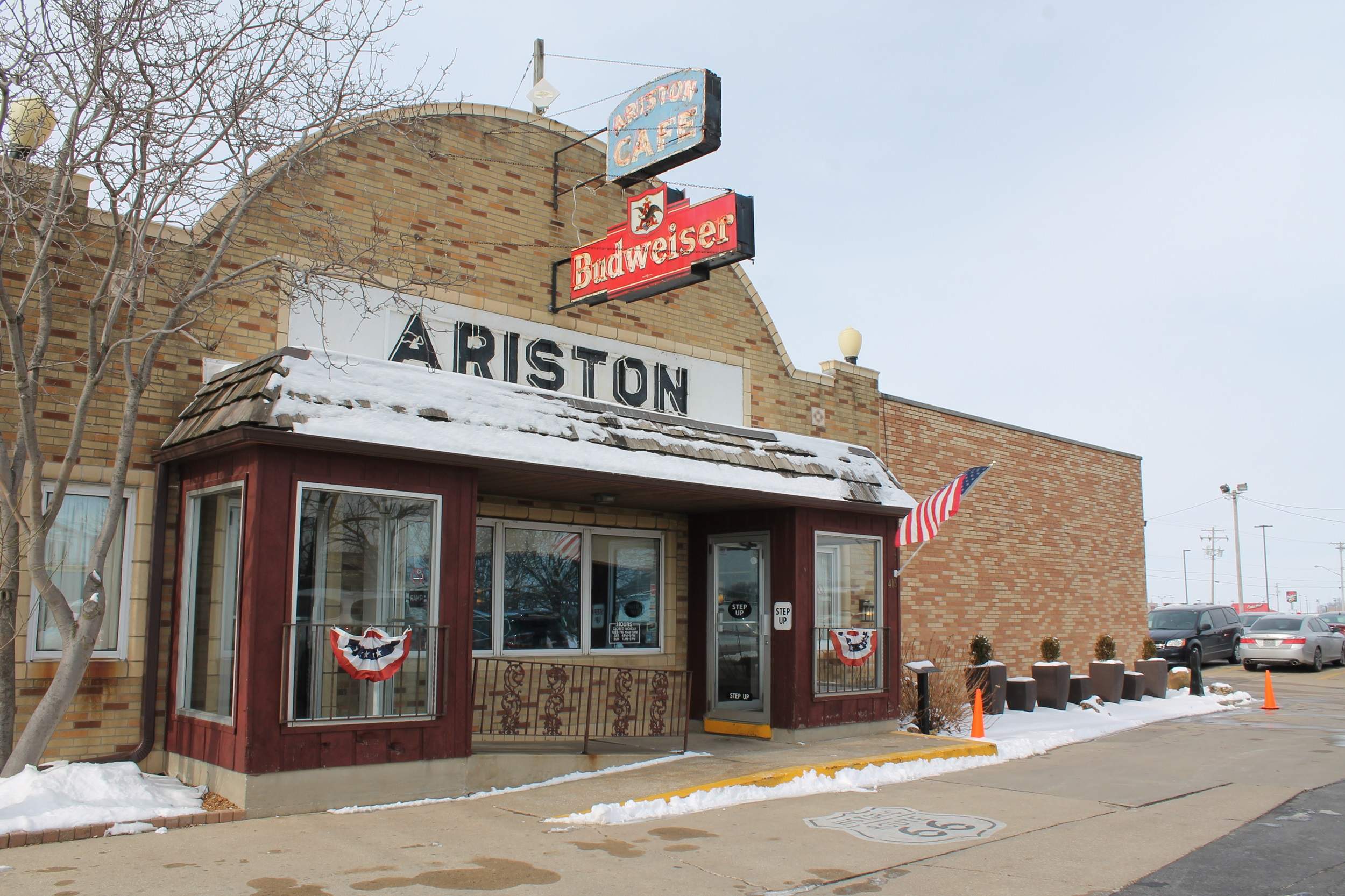 La facciata dell'Ariston Cafe di Litchfield, inserito nel Registro Nazionale dei Luoghi Storici.