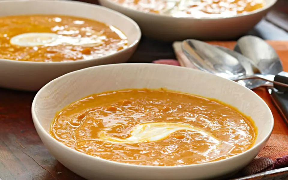 Ciotole con bisque di zucca