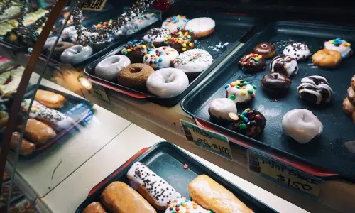 Dolci su vassoi all'interno di un contenitore di vetro