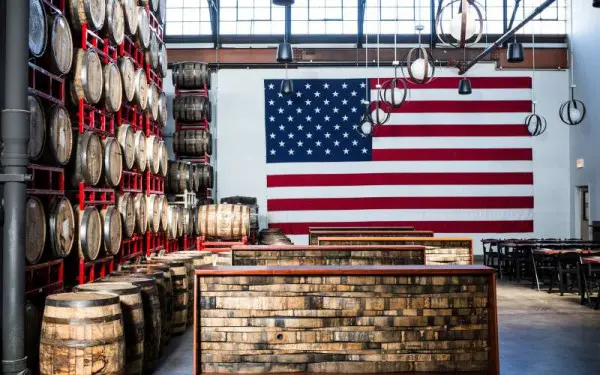 Una parete di botti nella sala di degustazione del birrificio Revolution 