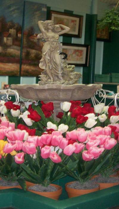 Tulipani che circondano una fontana d'acqua nell'Atrium Cafe.
