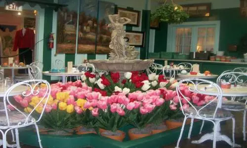 Tulipani che circondano una fontana d'acqua nell'Atrium Cafe.