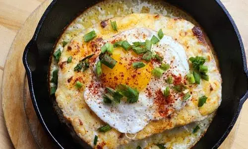 Un piatto di uova in una padella