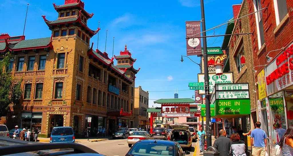 Una vista lungo la strada principale di Chinatown Chicago 