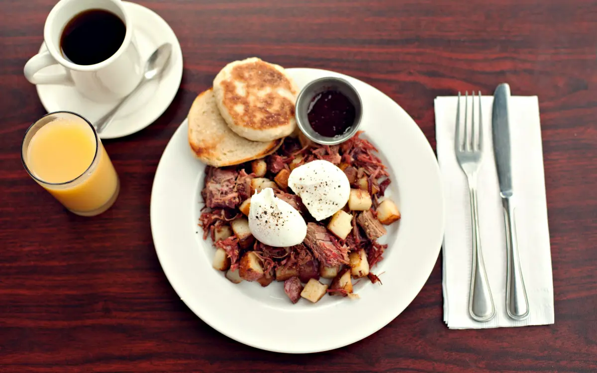 Colazione con caffè e succo d'arancia