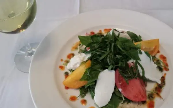 Un piatto di antipasti con vino bianco dal ristorante Timpone's di Champaign-Urbana.