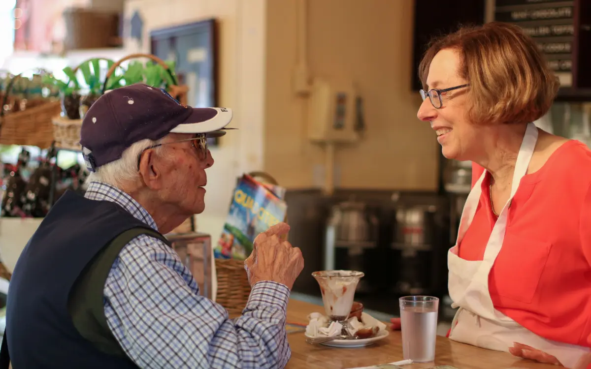 Persona che acquista qualcosa 