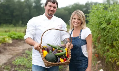 Due persone in un giardino
