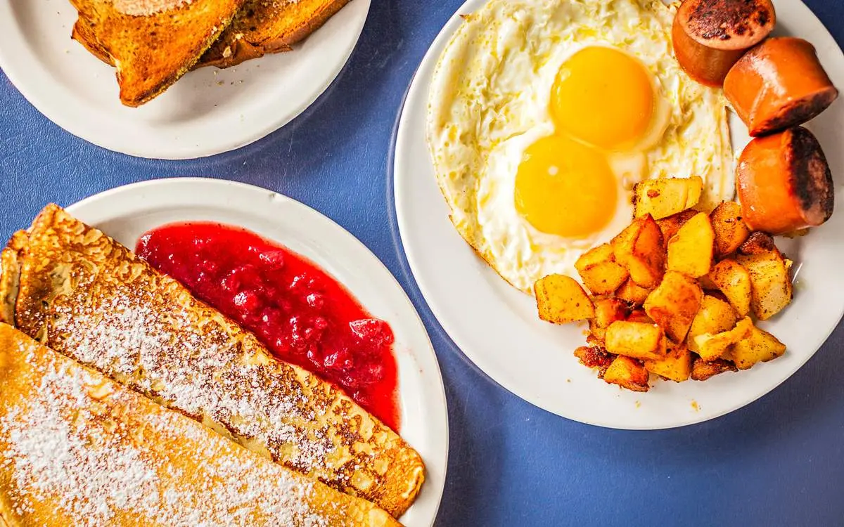 La colazione vichinga a Svea è caratterizzata da un'inquadratura aerea delle frittelle svedesi.