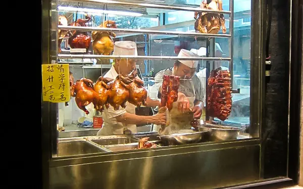 Una vetrina con carne appesa in Argyle Street