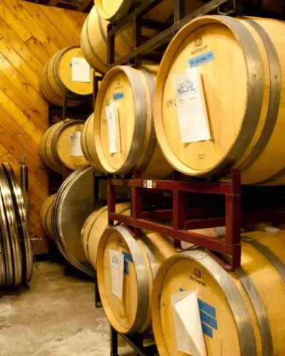 Botti di vino accatastate in una cantina