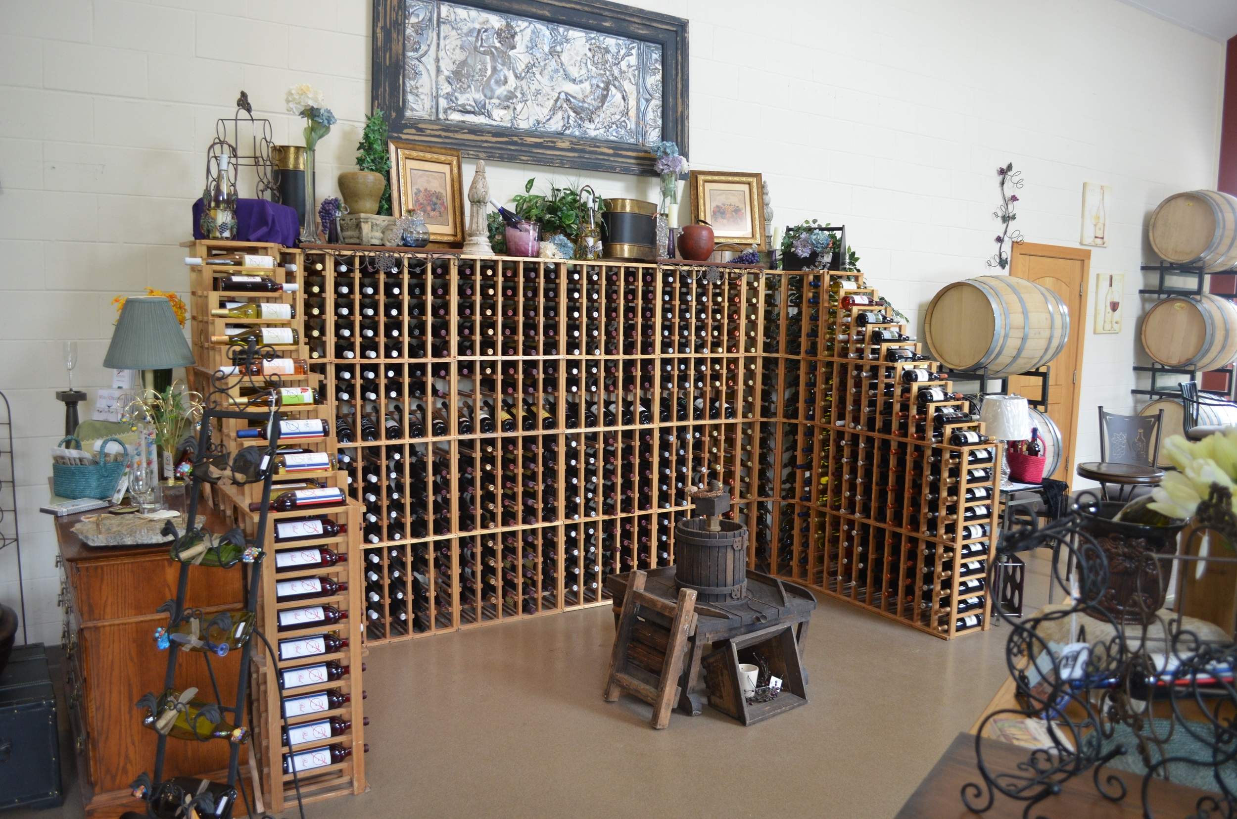 Rastrelliere di bottiglie di vino in mostra presso la Fox Valley Winery