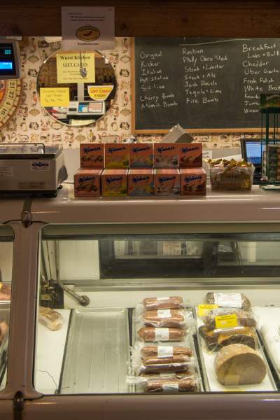 Foto del bancone di Wurst Kitchen che mostra l'ampia varietà di salsicce.