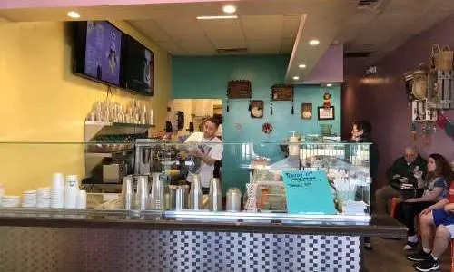 Interno giallo, rosa e blu del gelato messicano Yeni's Palarte.