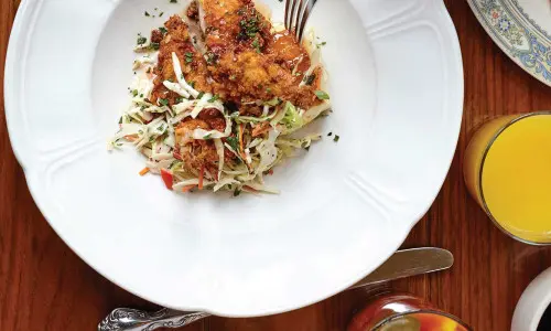 Insalata di pollo nel piatto