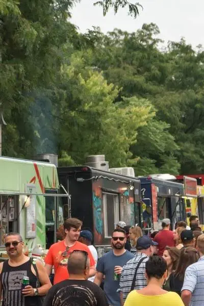 I camioncini del cibo si allineano sul ciglio della strada