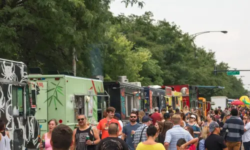 I camioncini del cibo si allineano sul ciglio della strada