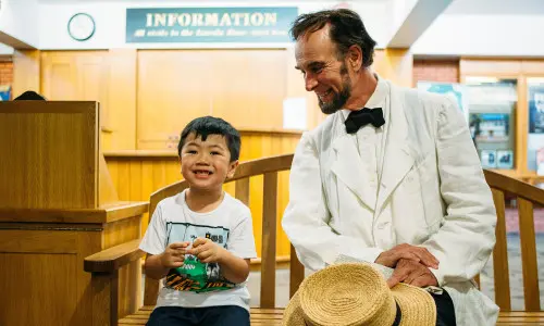 Un ragazzo e un uomo seduti su una sedia in una stanza