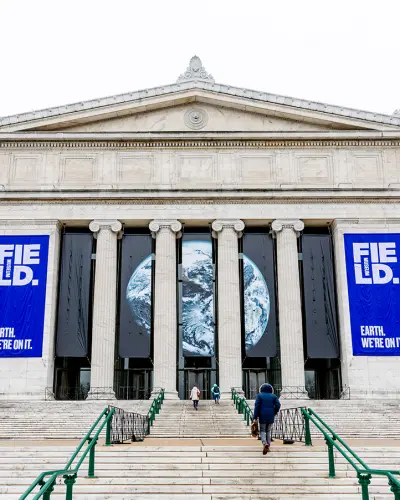 L'esterno di un grande edificio