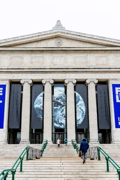 L'esterno di un grande edificio 