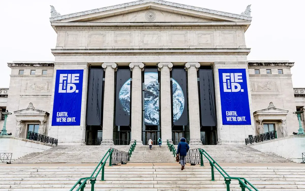 L'esterno di un grande edificio 