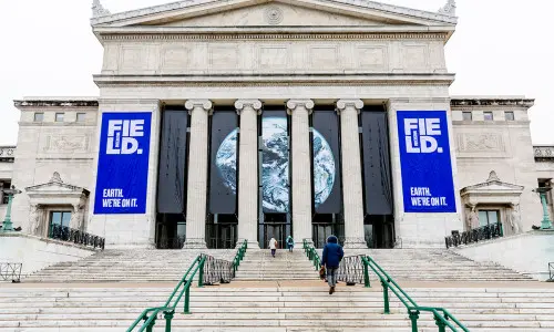 L'esterno di un grande edificio 