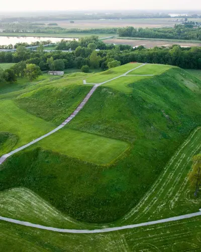 I tumuli storici di Cahokia vicino a Collinsville