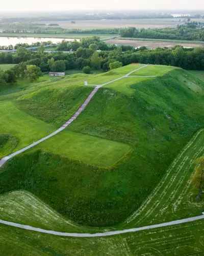 I tumuli storici di Cahokia vicino a Collinsville