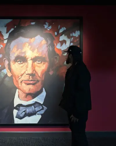 Dilla davanti a un dipinto della Biblioteca e Museo Presidenziale Abraham Lincoln