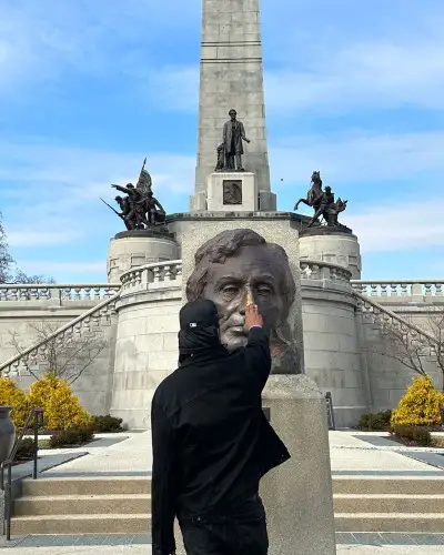 Sherman "Dilla" Thomas strofina il busto in ottone di Abraham Lincoln sulla sua tomba a Springfield