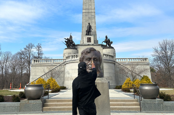 Sherman Dilla Thomas strofina il busto in ottone di Abraham Lincoln sulla sua tomba a Springfield
