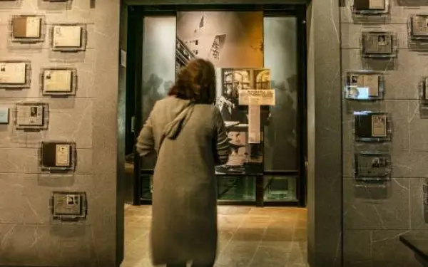 Una donna che attraversa una porta del Museo dell'Olocausto