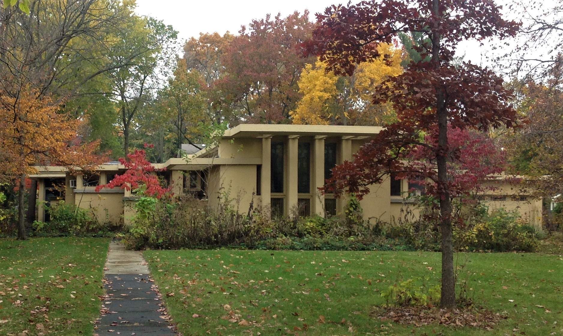 Una casa dei primi del Novecento tra gli alberi, in autunno