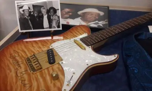 Una chitarra firmata da Buddy Guy