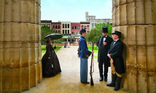 Persone vestite in abiti antichi in piedi