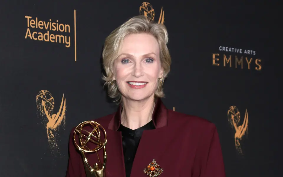 Jane Lynch con in mano il suo premio Emmy