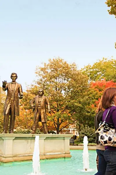 Le statue di Abraham Lincoln e Stephen Douglass ricordano il loro primo dibattito senatoriale, tenutosi nel parco nel 1858.