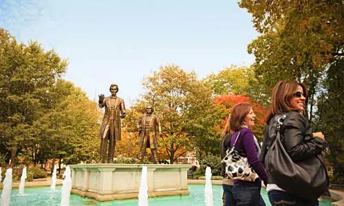 Le statue di Abraham Lincoln e Stephen Douglass ricordano il loro primo dibattito senatoriale, tenutosi nel parco nel 1858.