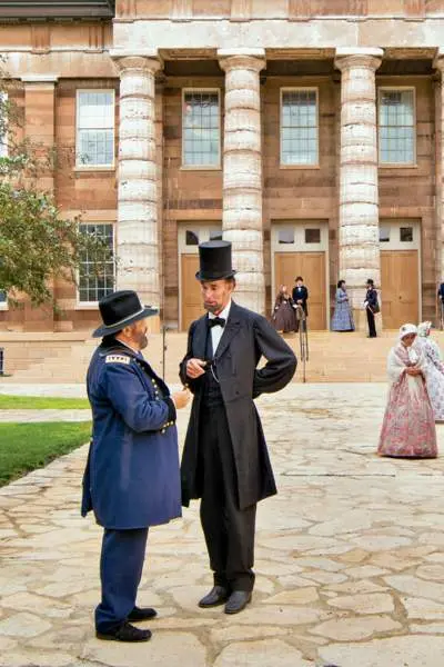 Lincoln davanti a un grande edificio 