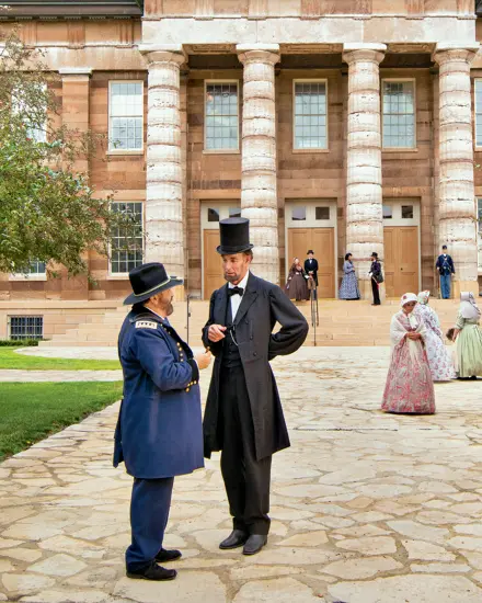 Lincoln davanti a un grande edificio 