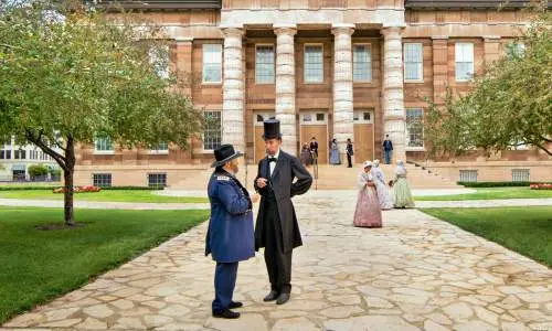 Lincoln davanti a un grande edificio 