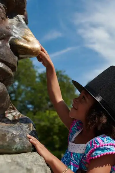 Una ragazza strofina il naso di Lincoln sulla sua tomba