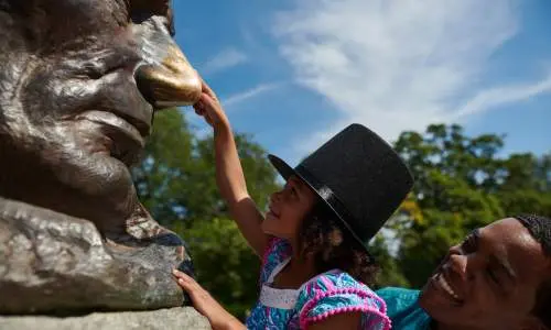 Una ragazza strofina il naso di Lincoln sulla sua tomba