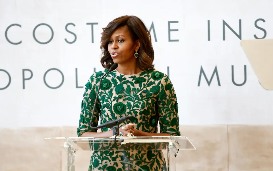 Donna che parla sul podio