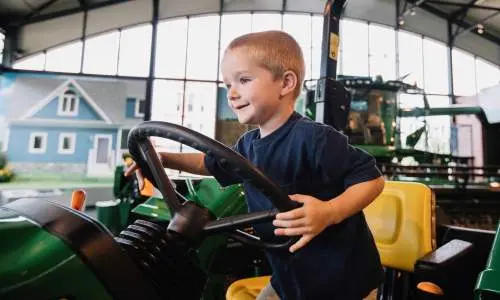 Un bambino seduto su un tracker 