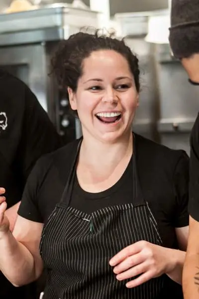 tre persone in cucina che preparano il cibo