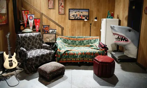 Un salone pieno di divani e di cose a caso