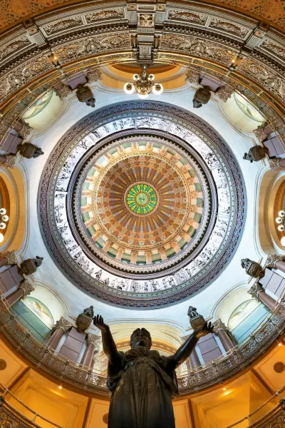 Guardando all'interno della cupola dell'Illinois State Capitol.